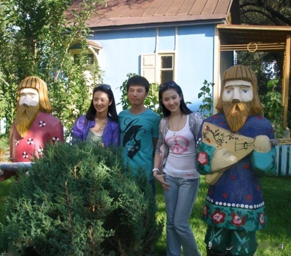 刘亦菲原来在读书的时候就这么好看，估计旁边的两位同学可以吹一辈子了吧。那个时候的