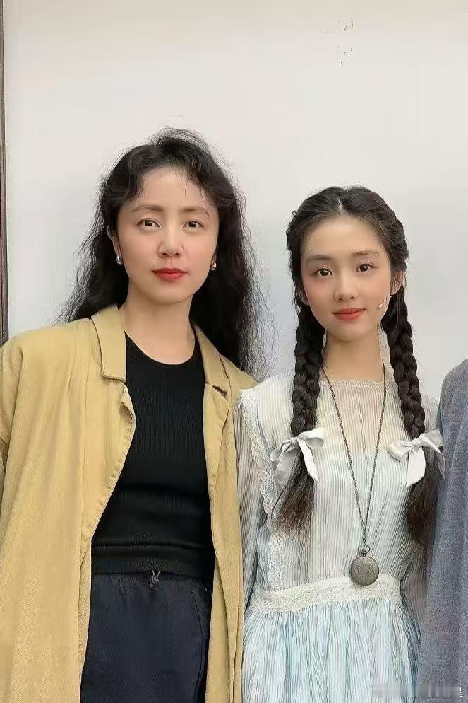 多多的眉眼跟孙莉好像啊，五官像妈妈，但比她妈妈更漂亮，轮廓像年轻的黄磊黄多多好像