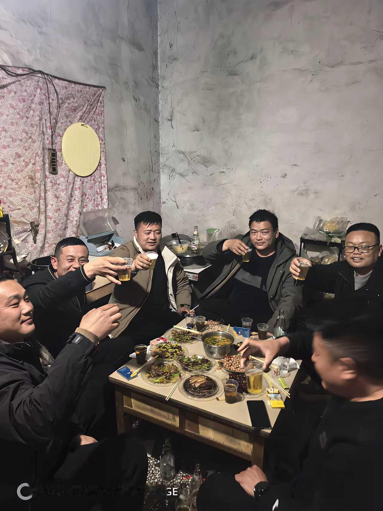 五兄弟把墙刷下，人多力量大