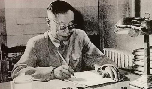 1963年，溥仪在北京街道闲逛，看到一烧饼摊，于是便买了一个。没想到刚吃了一口，