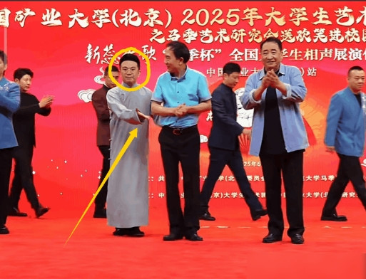 这一幕看得人心里暖呼呼的！最近李春艺跟着师父曹云金参加活动，拍照时本来站在姜昆老