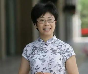 北大才女蒙曼50岁至今未婚，2021年3月某期节目，朱迅问她：如果穿越到古代，你