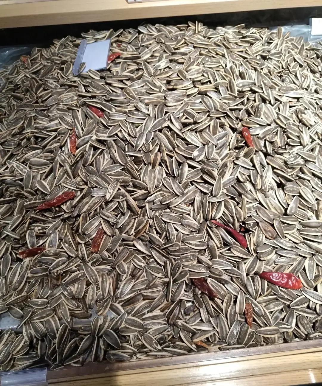 远嫁儿媳做饭晚10分钟被公公扇耳光，丈夫全程低头刷手机。女子哭着给娘家打电话，