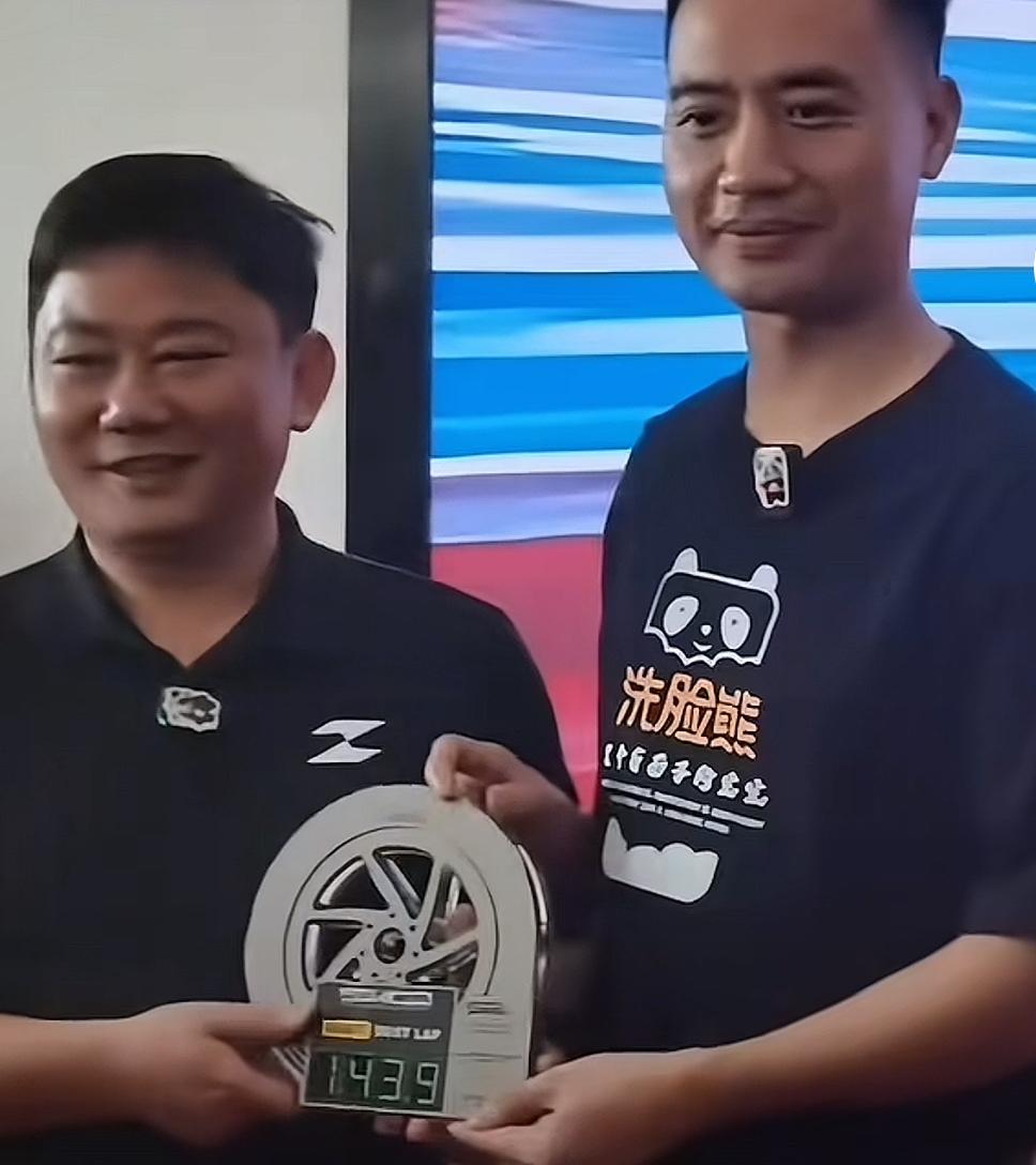 张雪对洗脸熊创始人说：“你一定要保护好，这可是我们的第一次。”随后现场大喊“张雪