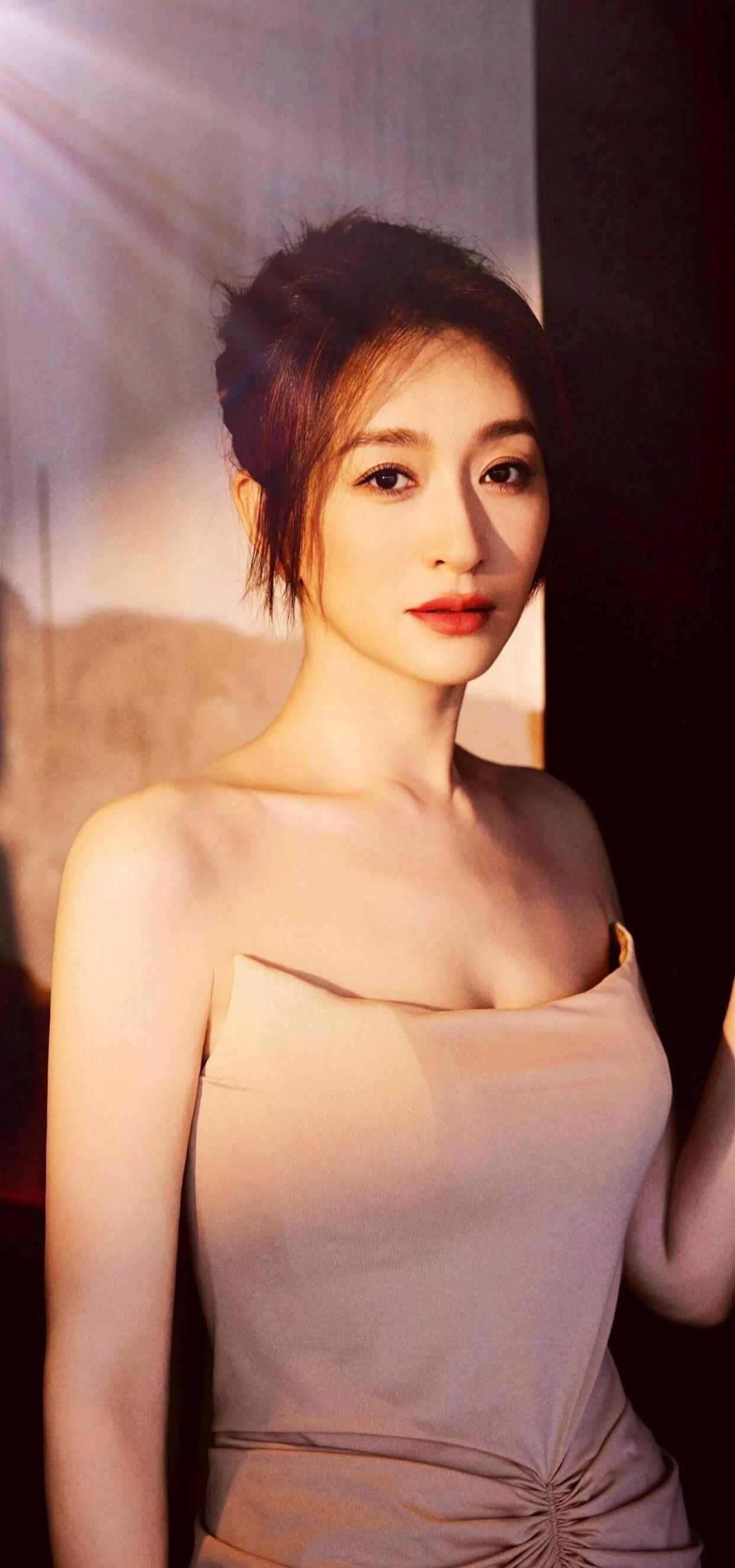 李小冉说我五十了，记不住歌词！向太笑了！最新一期的《浪姐》，大家都看了吧！肤白