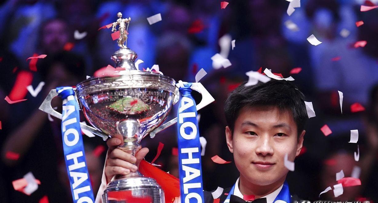 36岁的丁俊晖，球杆抵住下巴。这个动作和他18岁第一次握杆时一模一样。昨夜大