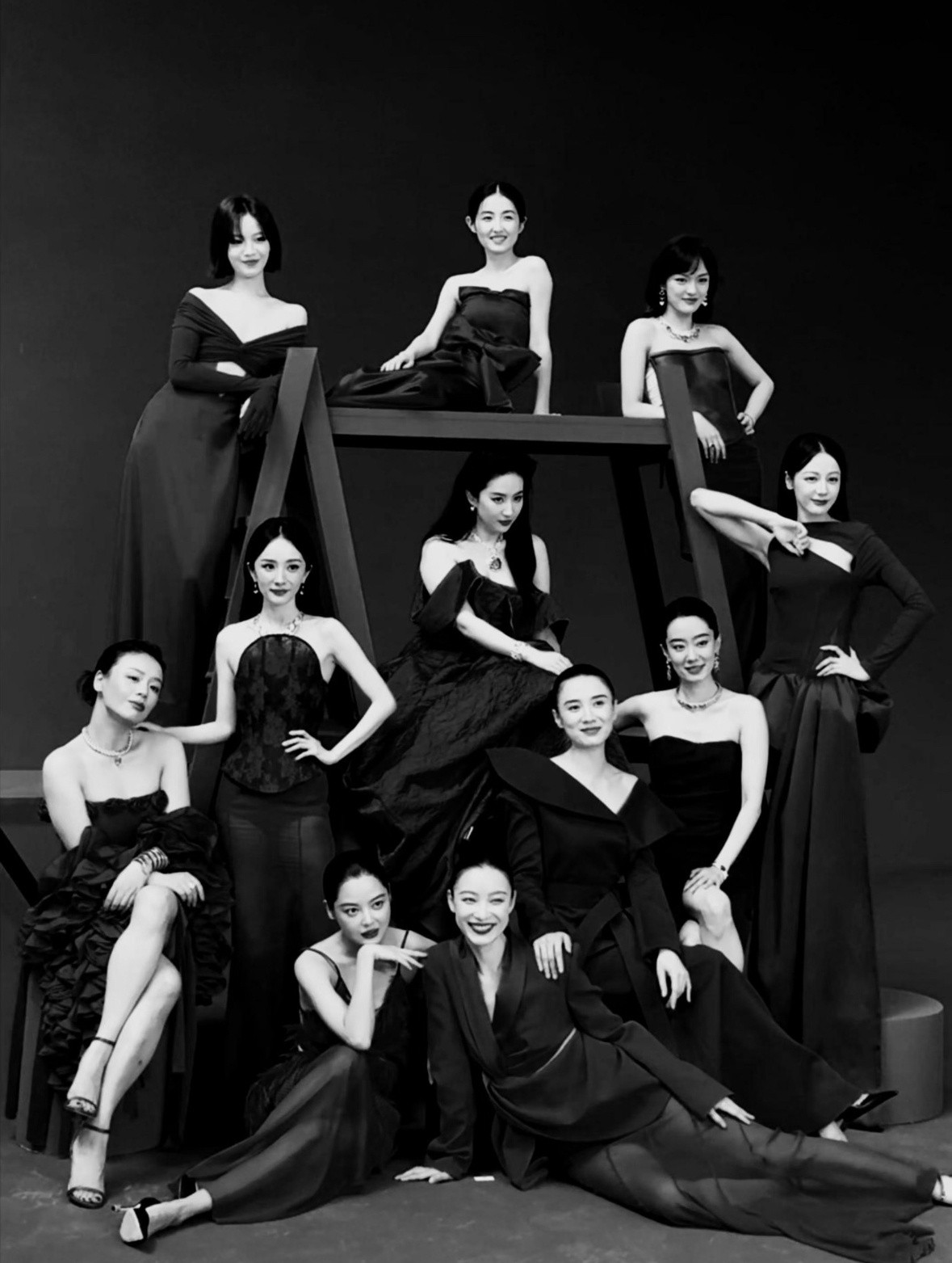 这个版本的vogue封面有没有比正式的封面设计看起来好一些？​​​
