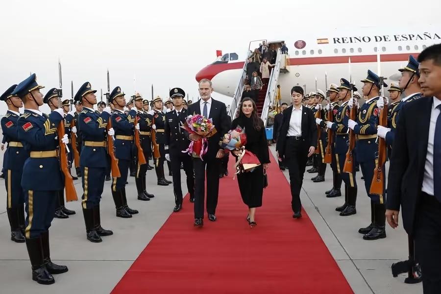 稀客啊！今天下午四点左右，北京机场出现了重要贵宾，他们就是西班牙国王和王后！画