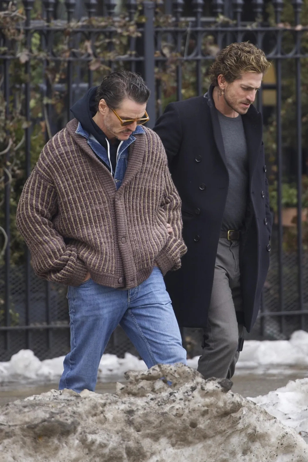 佩德罗·帕斯卡与艺术总监RafaelOlarra纽约新街拍，两人一起去看了新版