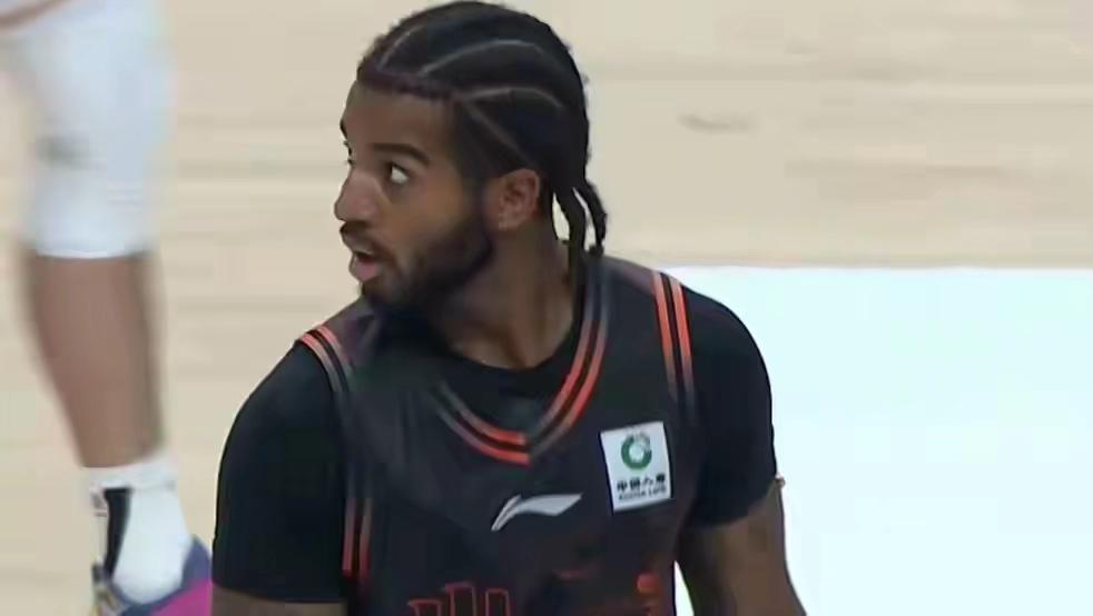 “心脏都提嗓子眼了！”CBA俱乐部杯A组一场生死战里，山东男篮和青岛男篮为最后一