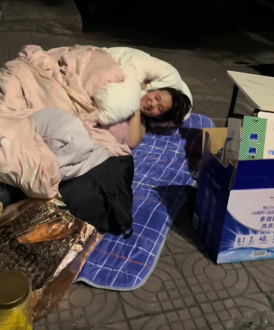 被家里赶出来了心态还是那么好，不愧是年轻人