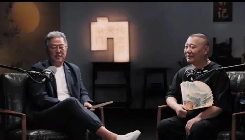 王伟忠的大佬气派很明显，松弛感满满，宾至如归，老郭家的豪宅具有令人非常放松的磁场