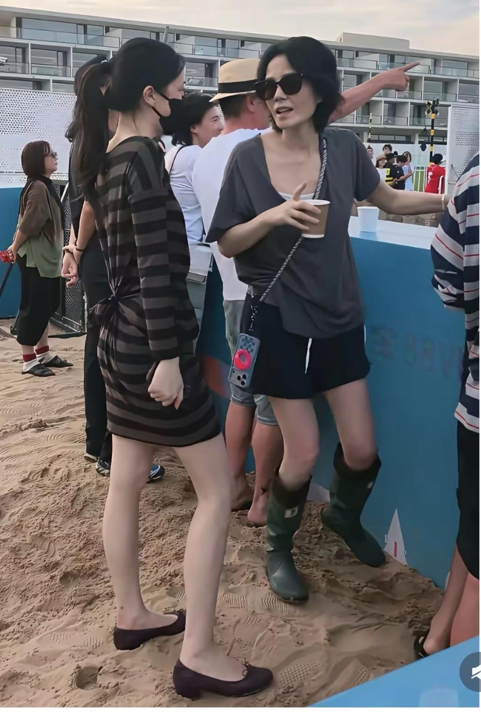 真是女大十八变，越变越好看。王菲的女儿李嫣真漂亮了！8月29日，王菲与女儿李嫣现