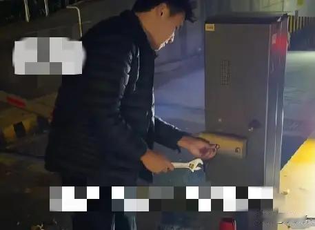 你如何看女生撞坏道闸男友动手换新近日，浙江一女子撞坏停车场道闸，停车场要她赔13