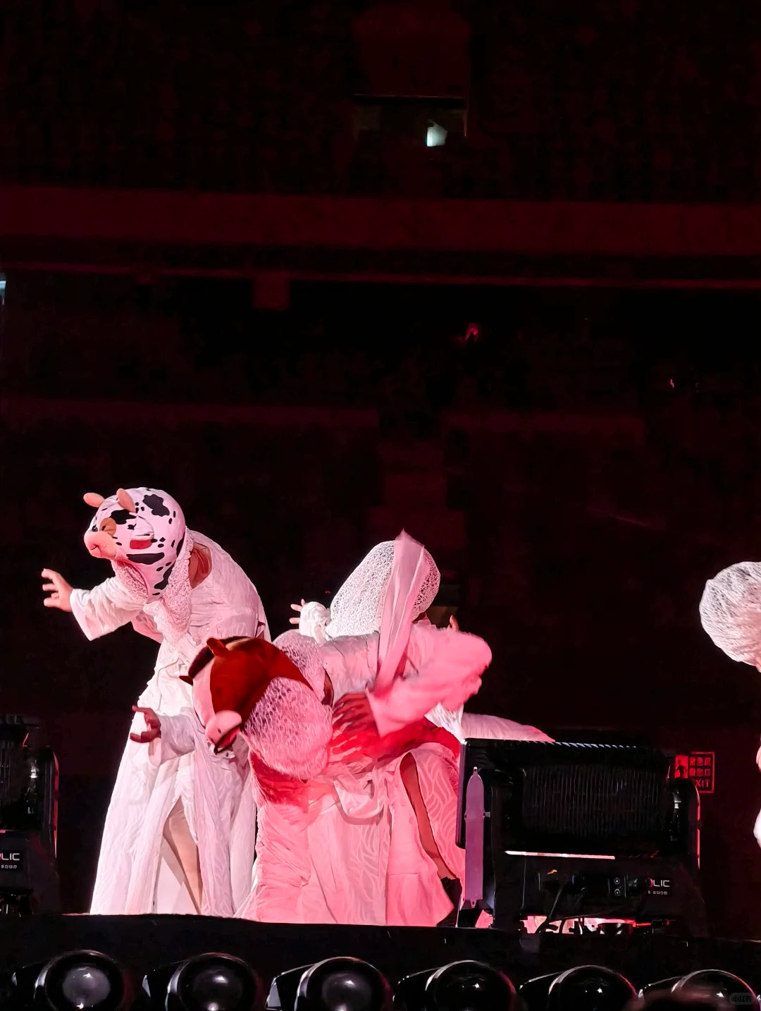 周深在舞台上开牧场别的歌手追求高大上，周深在演唱会上开牧场！深圳场从猪肘开始，