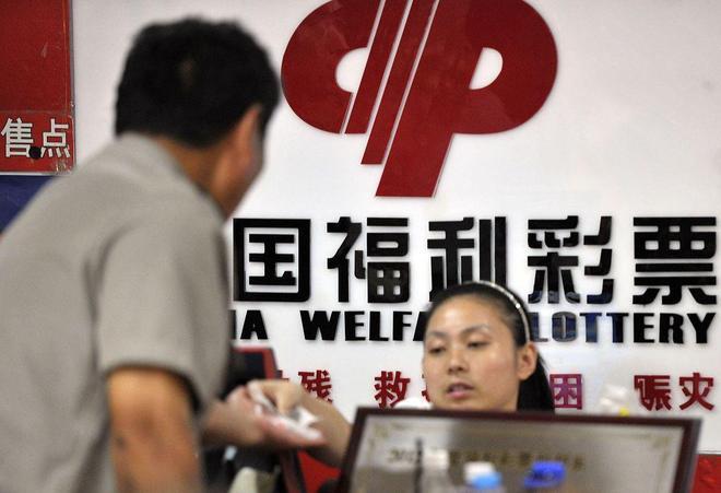 彩票中了800万，钱一进银行卡，银行已“盯上你”了！很多人以为中了大奖就能“躺平