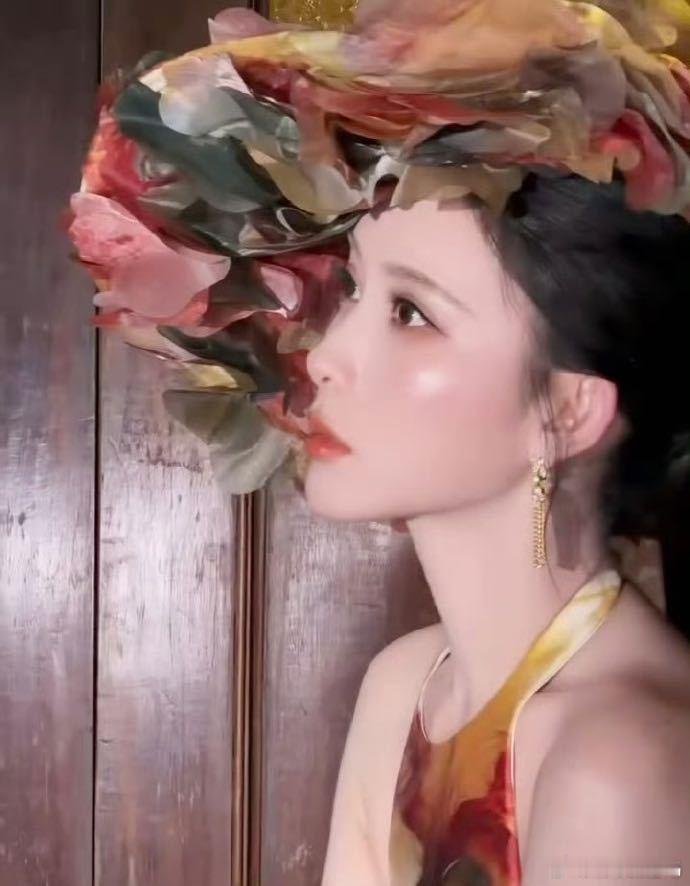 孟子义的油画风格造型太绝了！每一条裙摆，每一个细节都充满了优雅感，完全是摩登女郎