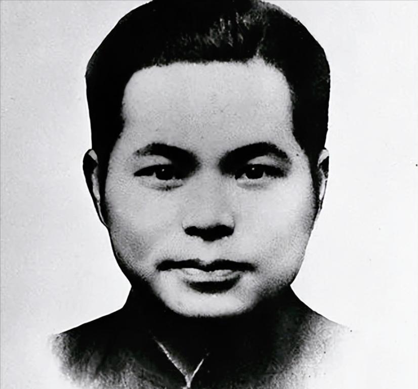 1946年深夜，一名国军少将趁着夜色闯进一位地下党员家中，用枪顶着对方的脑袋，低