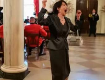 这张照片成为了压死骆驼的最后一根稻草，现在日本有50%以上的人要求高市早苗立刻辞