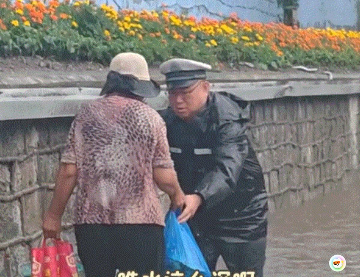 “让我看看你警号，我要曝光你”！黑龙江集贤县一大妈激动的对着一名交警同志说道。本