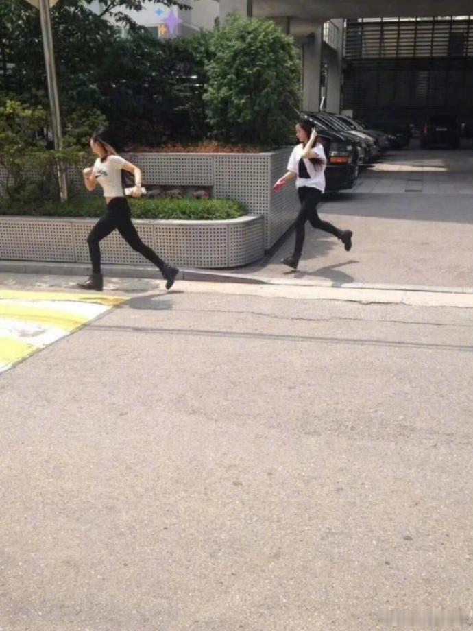 练习生时期的jisoo和jennie网友考古到一组旧照，练习生时期的Jisoo
