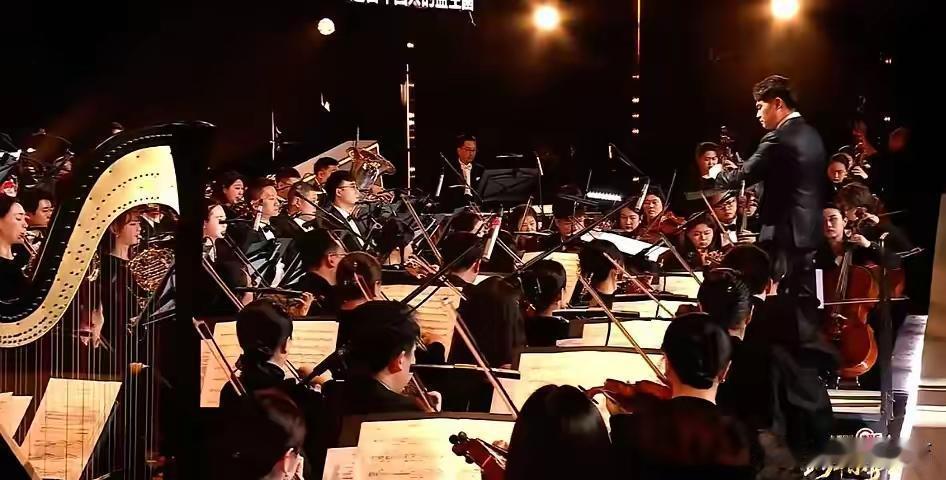 昨晚，所有电视台都输给了一个直播间。董宇辉在西安的跨年，没开演唱会，没请流量明