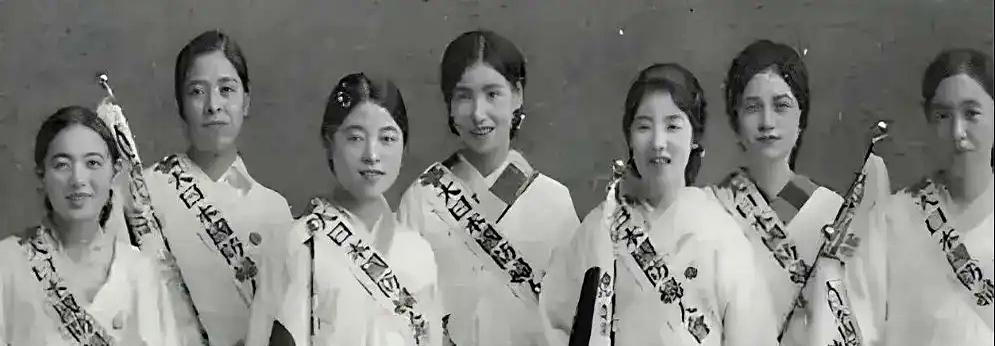 1938年，《东京日日新闻》刊出一名日军少尉妻子的来信。信里提到，丈夫曾把一名婴