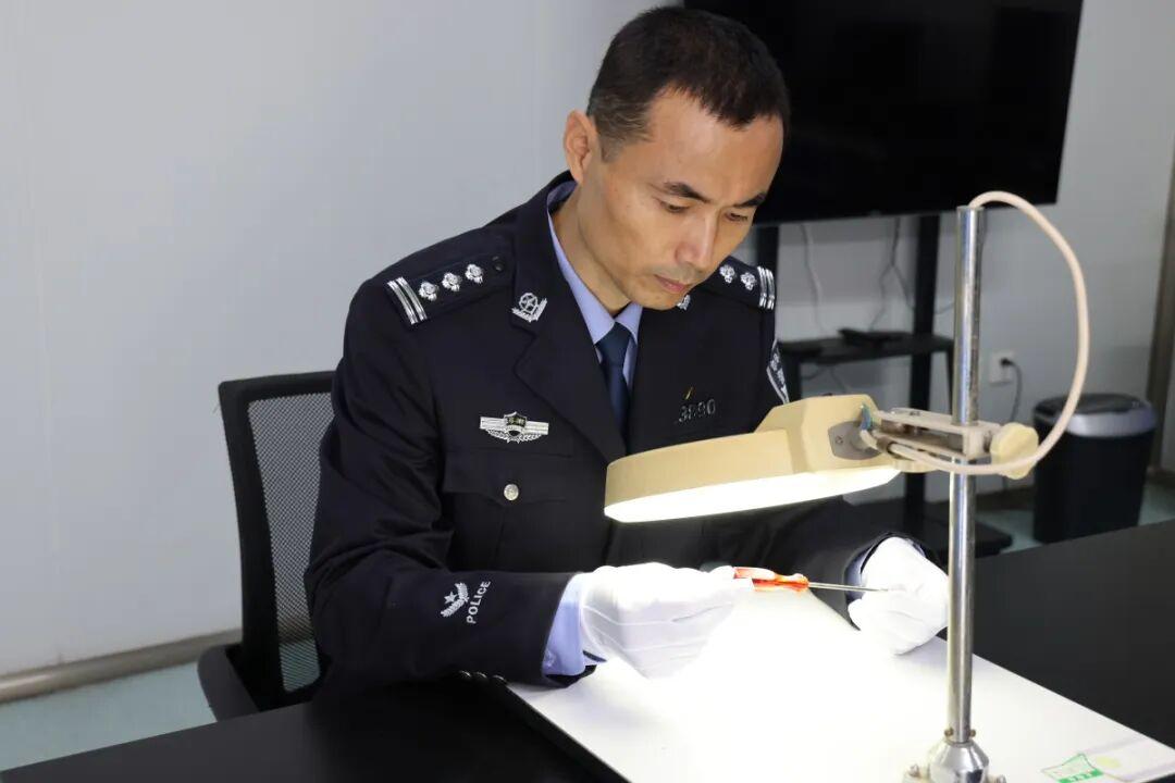 顶端新闻9月15日报道，河南焦作公安民警宰旭东，被业内称为“指纹专家”