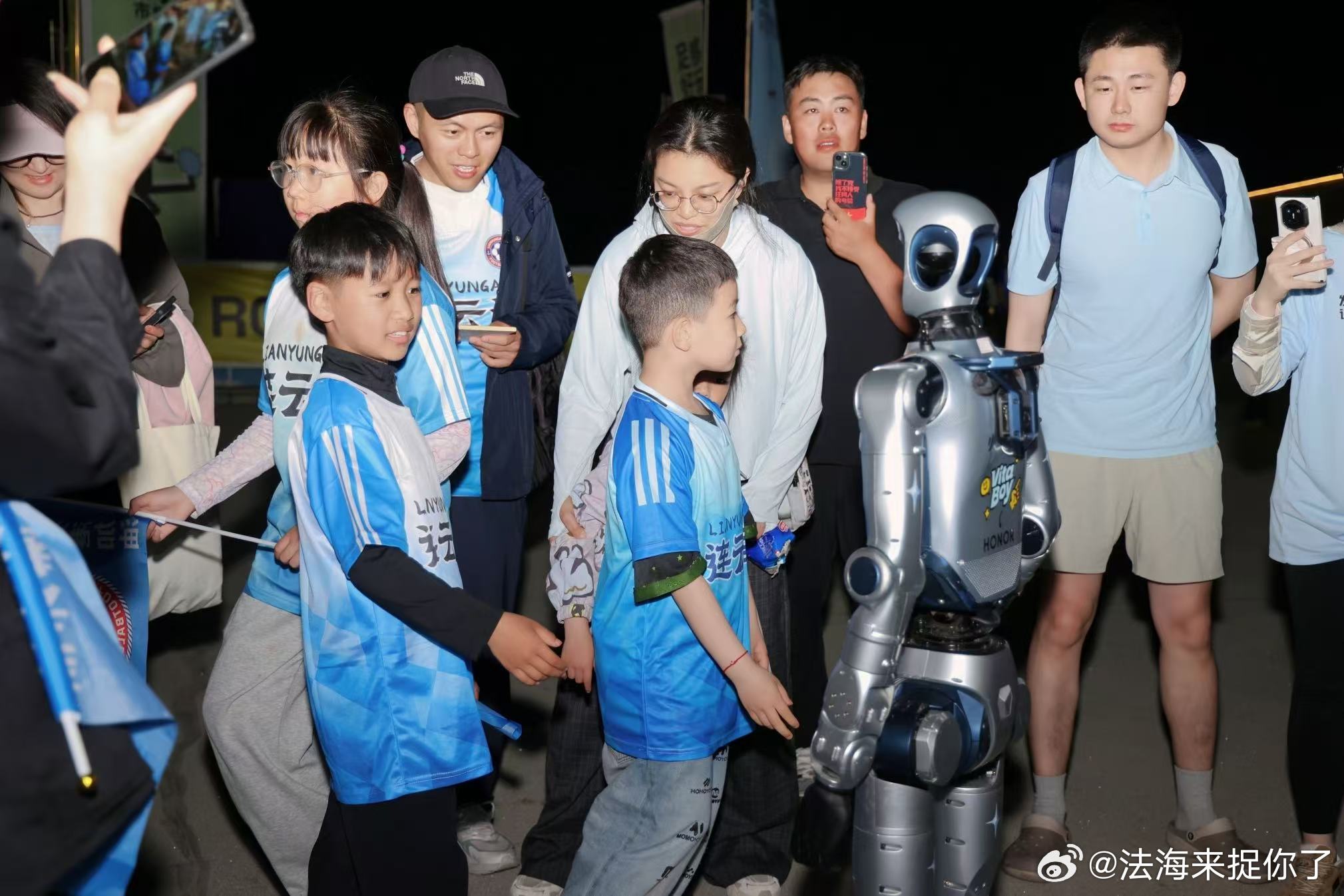 谁能不心动！“苏超”连云港对阵徐州赛事赛前，元气仔瞬间刷屏赛场✨曾火爆北京半马的