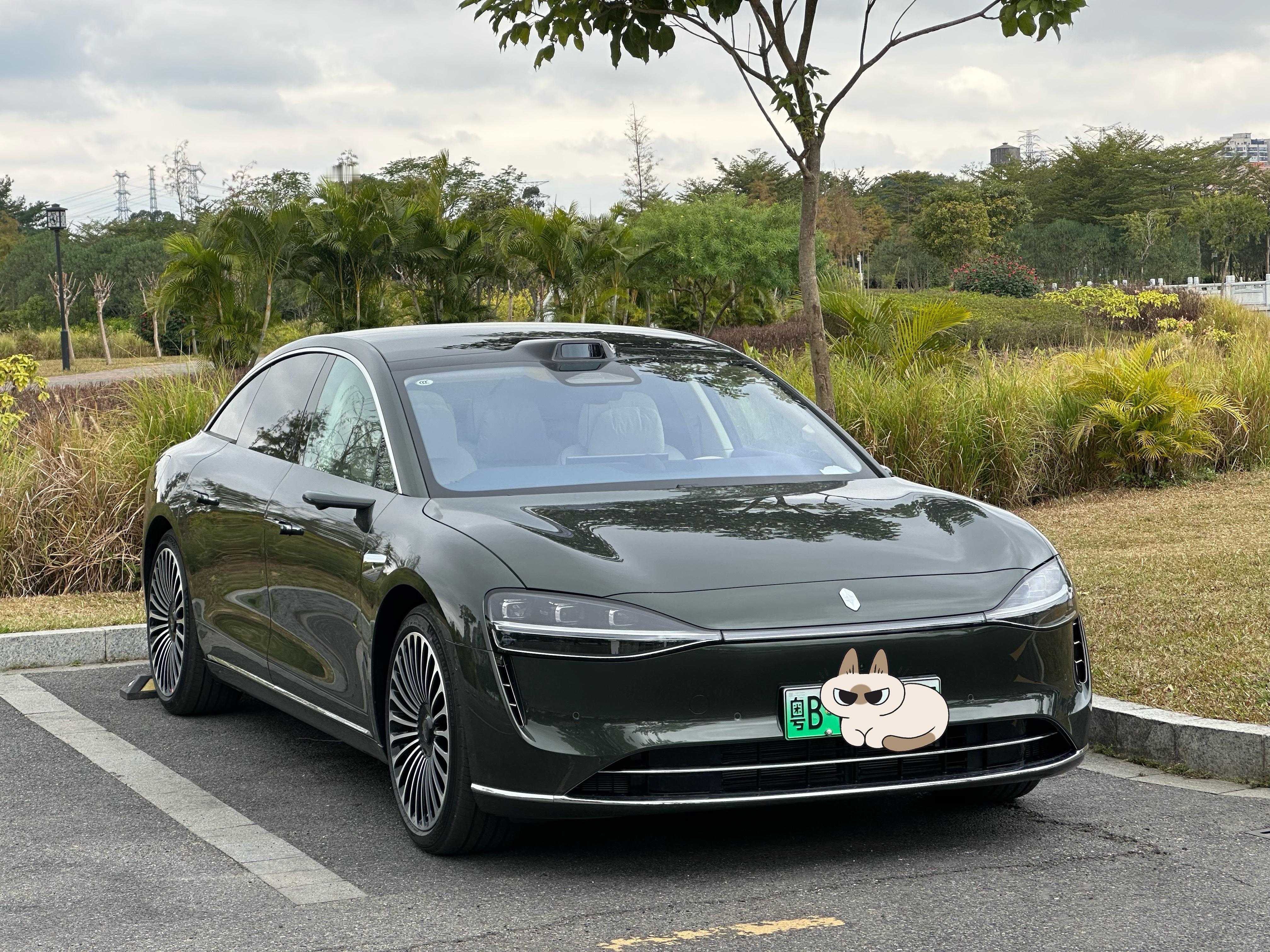 新款享界S9的仙踪绿配色兄弟们觉得如何？它不是那种扎眼的亮绿，而是在不同光线下会