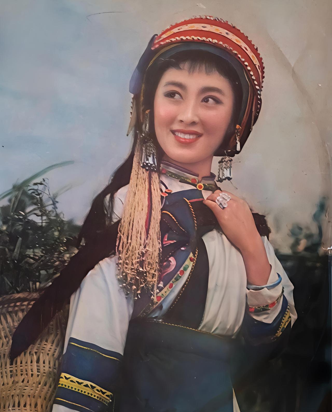 分享一张难得的老照片最近看了如图这个女演员的身世命运故事，其红也忽焉！其衰亦惨焉