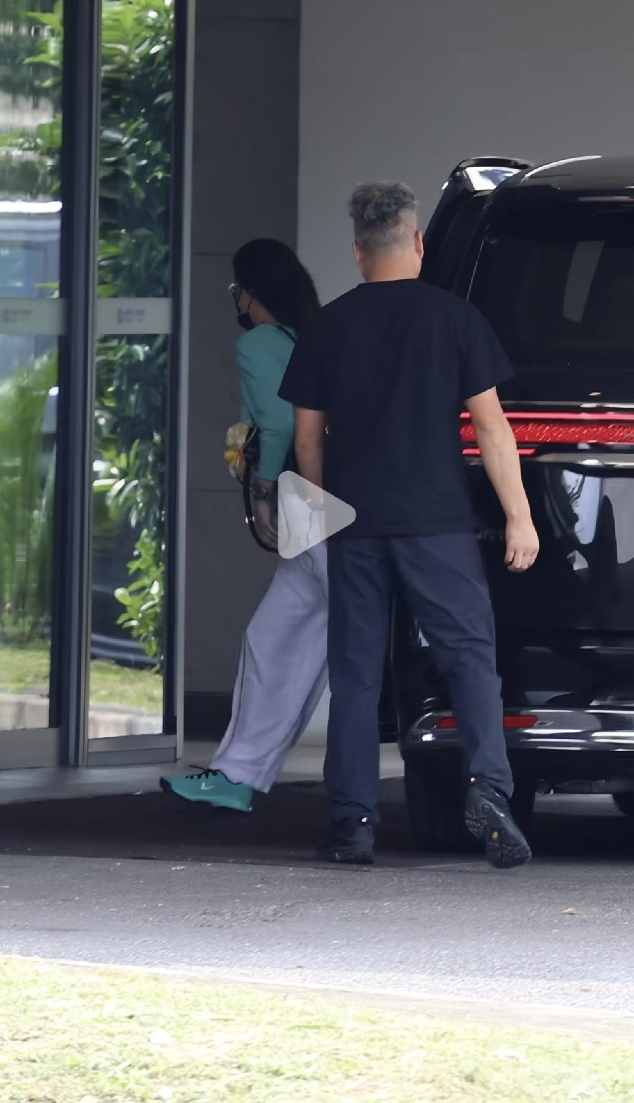 9月21日，张柏芝从上海出发准备去北京，她怎么喜欢穿绿色的衣服？感觉好怪，耐克的