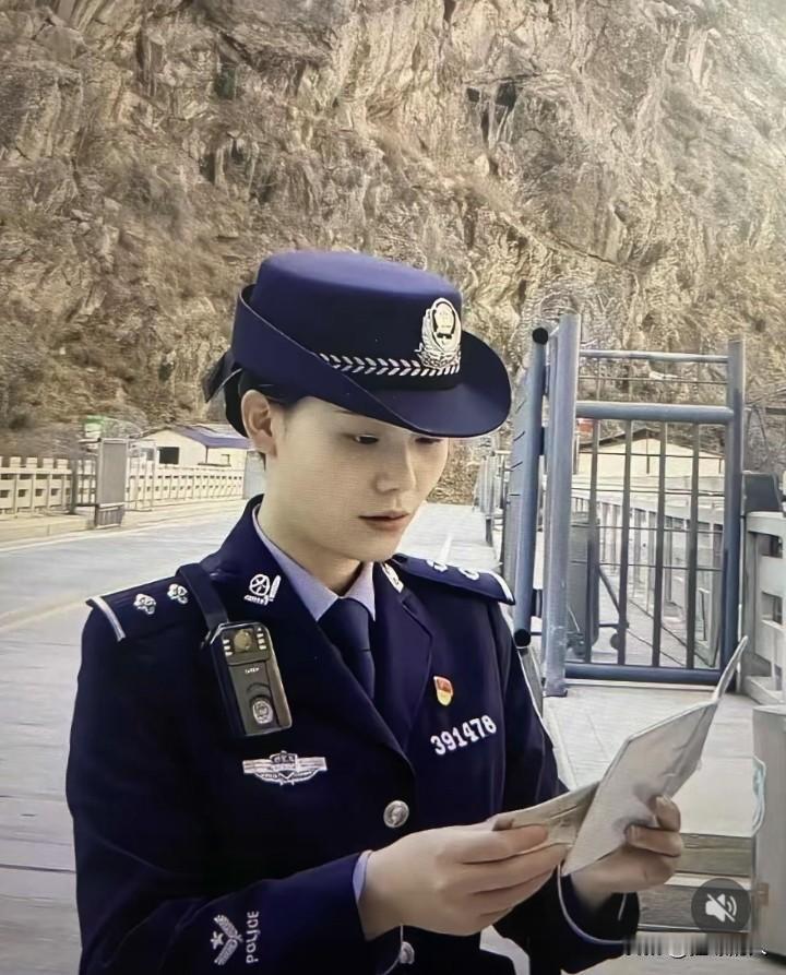 文燕警官，重庆万州人，去年还获得了二等功。最让人心痛的是，她是家里的独生女。事发