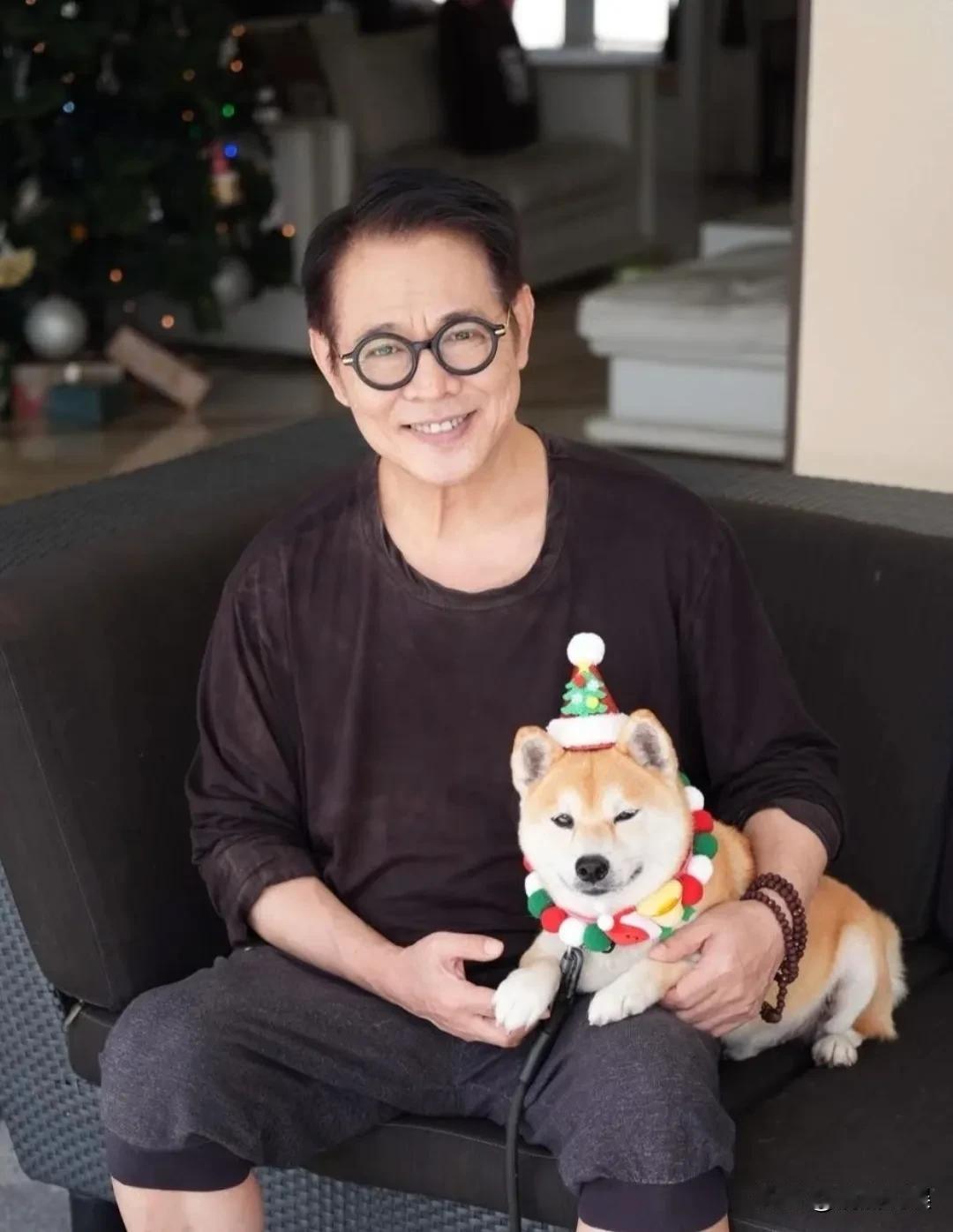 李连杰和两个女儿一起在家过圣诞节，连家里的狗狗也一同出镜了，利智居然没出镜，现在