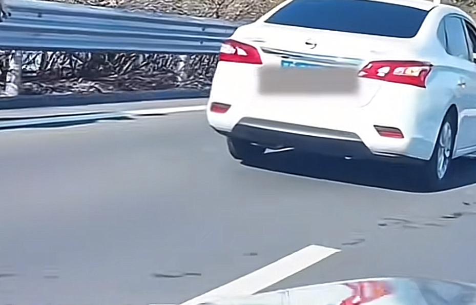 男子在高速上撞见他人遭遇车祸，好心停车下来救人却因此而被交警认定为次责，他到底冤