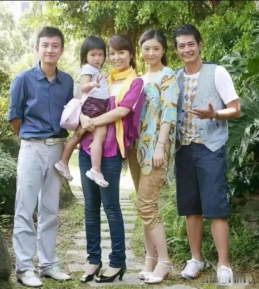 这是一张旧照片。20多年前，他们正值青春年华，青春靓丽，光彩照人。现在他们基本都