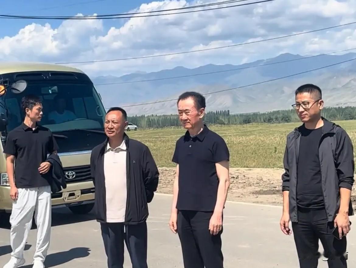 71岁的王健林肉眼可见的消瘦了许多。这位曾经叱咤商界的首富如今却被限高了。其实