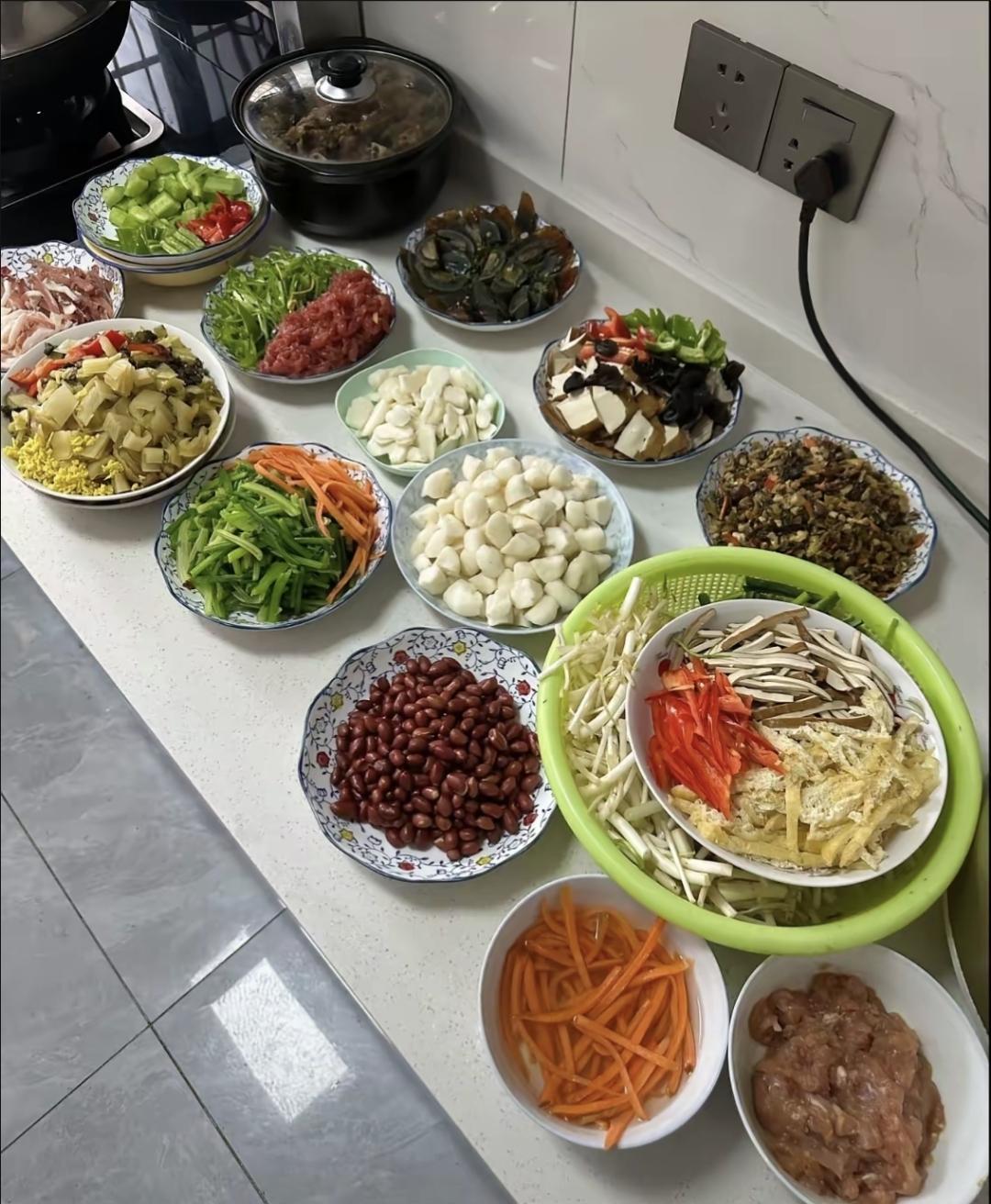 每次回婆婆家做饭都是我下厨。妯娌大姑姐小姑子都不进厨房，连老公也只顾吃。但奇怪的