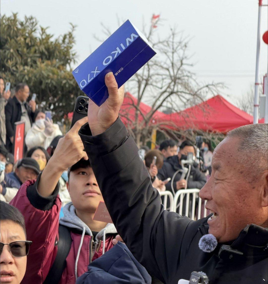 光明村村民领京东AI手机直接酸了！下辈子投胎精准定位宿迁光明村，东哥是真把老家宠