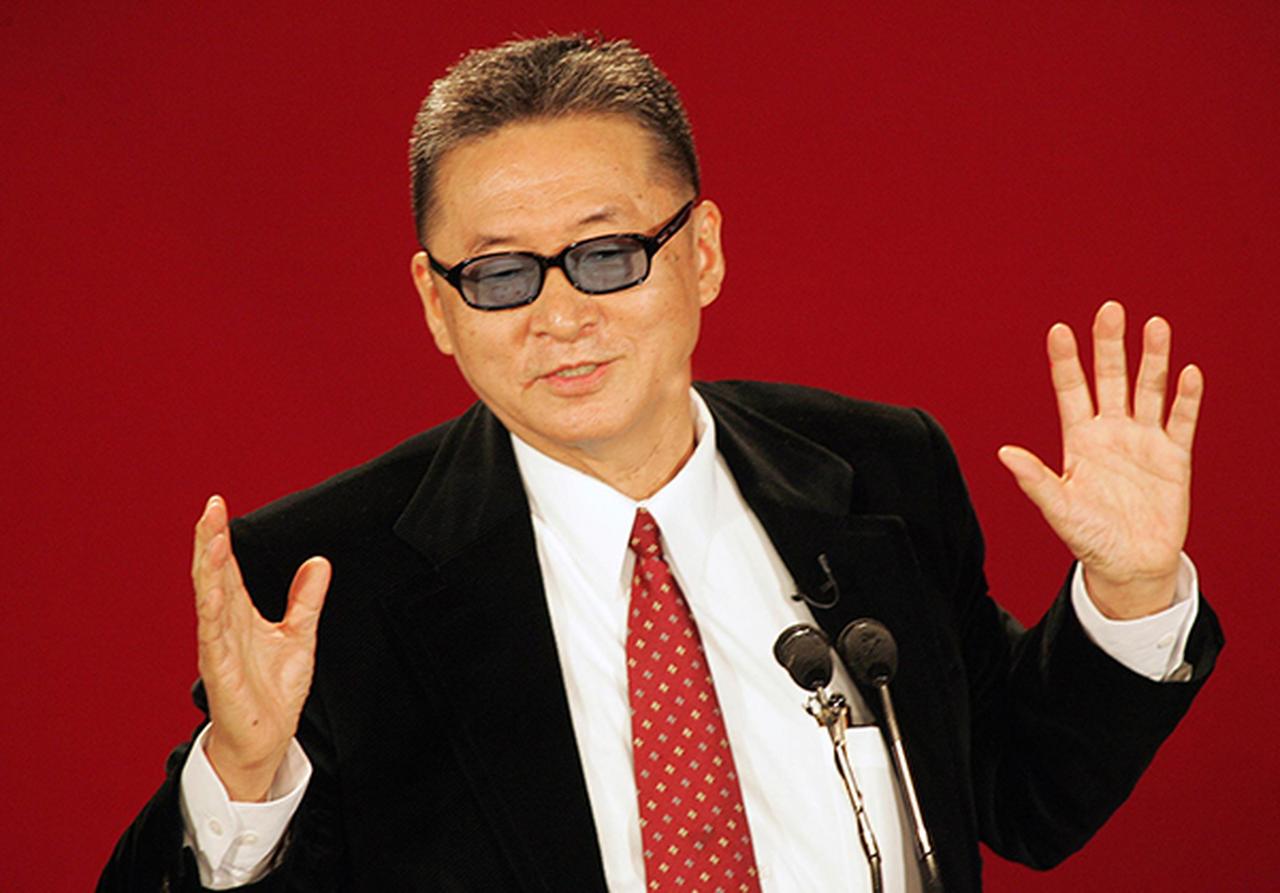 李敖说：“你在人群里，笑容再标准，也没用；腰弯得再深，也没用；心再滚烫，也没用；