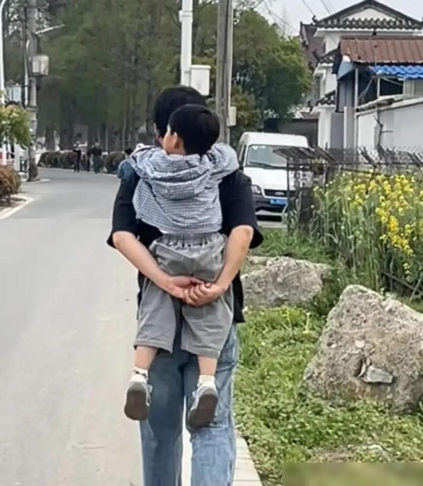 邻居家上门女婿，前阵子被岳母打了一耳光，带着两岁孩子回了老家。第八天，妻子打来电