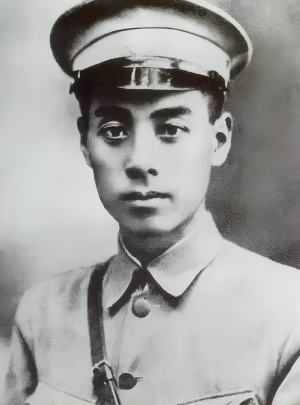 1927年，北伐军团长鲍靖中听说抓到了一个共党，他兴冲冲地走向审讯室，却发现，黑