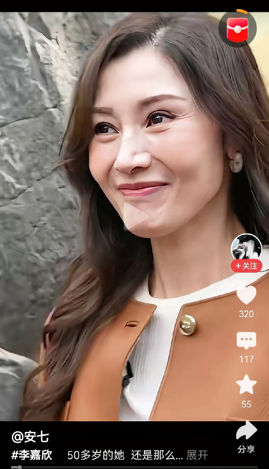 50岁的李嘉欣，作为曾经的最美港姐之一，现在也有了不少岁月的痕迹。林青霞，