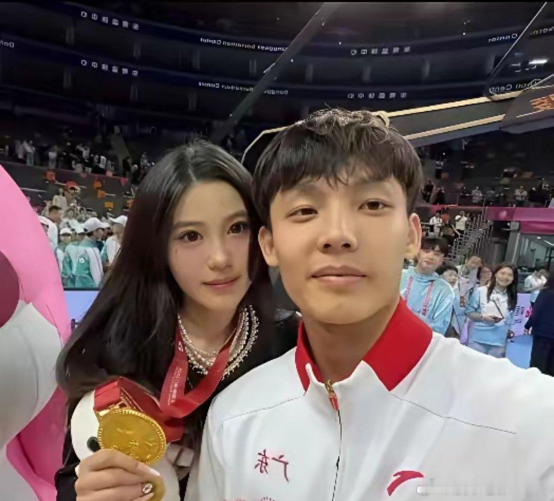 林嘉颖，是广篮徐杰的女友，人长的那是美妙绝伦。白皙凝嫩的皮肤，瓜子般的脸型，如山