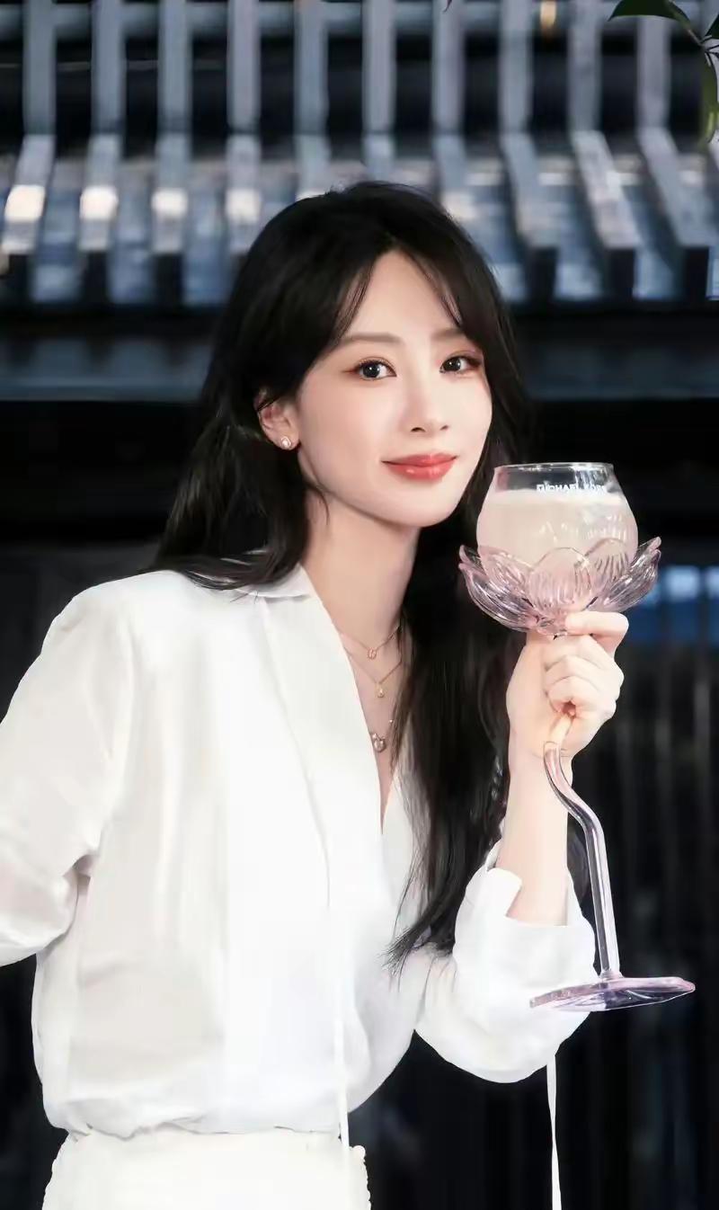杨紫33岁，单身。她去年一年光拍戏赚的片酬，够一个普通白领不吃不喝攒到秦始皇登基