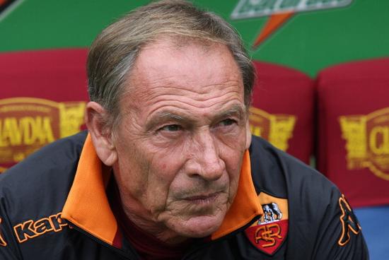 老球迷还记得他吗？1998年的时候，当时发生了一件大事，这位罗马的主教练串通国