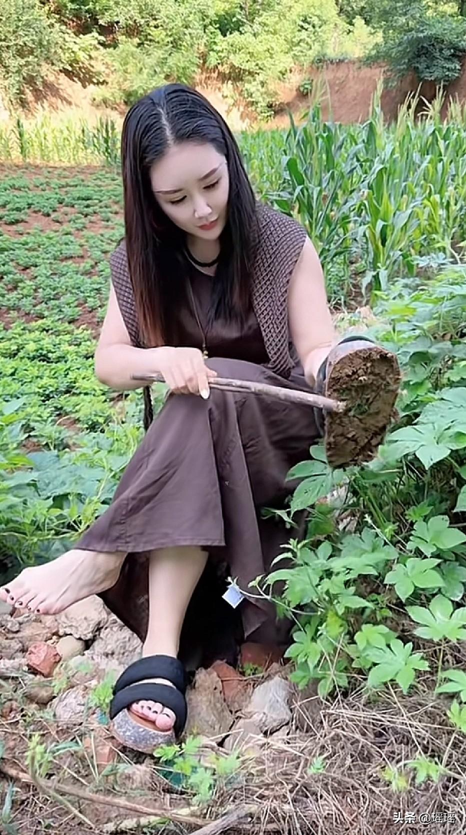 穿这鞋子不适合下乡[捂脸哭][捂脸哭]