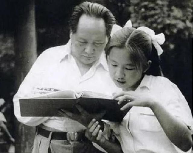 1949年，毛主席的女儿李讷，因为在一节音乐课上指出了教材的错误，老师很生气，就