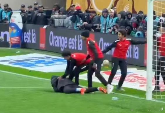 法媒：摩洛哥球员就毛巾事件向塞内加尔门将门迪道歉1月20日讯据法国媒体RMC报