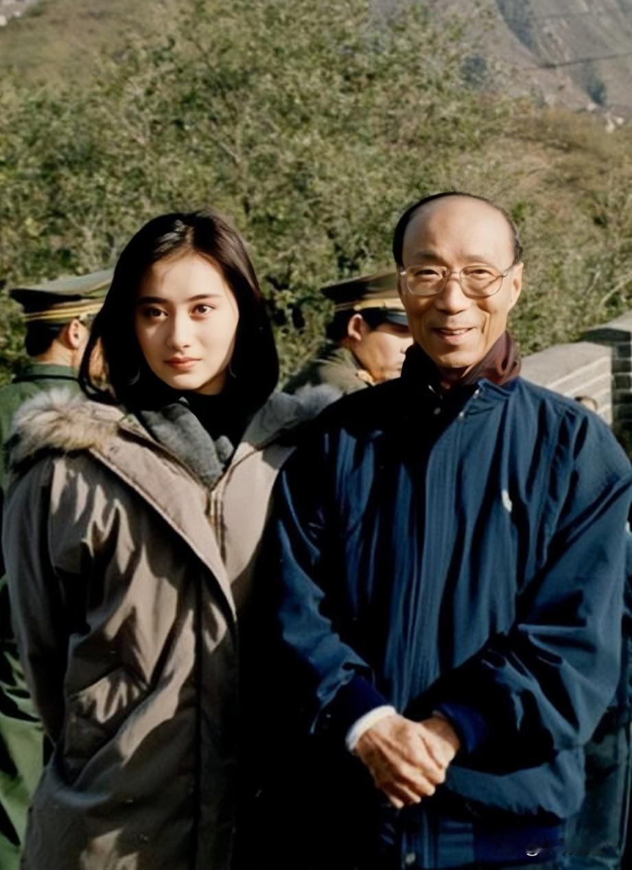 这张照片展现出了陈德容和邵逸夫1991年在长城的情景，彼时陈德容17岁，容貌秀丽